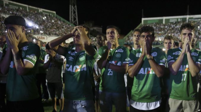 Soccer Fans In Brazil, Columbia Pay Tribute To The Brazil Plane Crash Victims